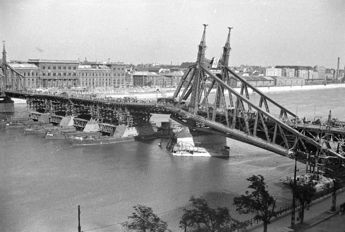 Ideiglenes hidak szelték át a Dunát 1945-től kezdve
