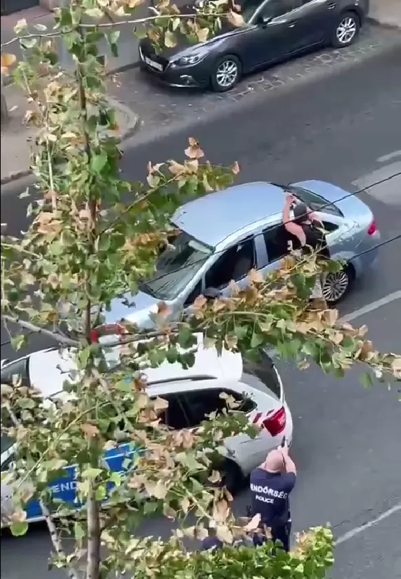 Rendőrök fogtak el egy férfit a Dózsa György úton