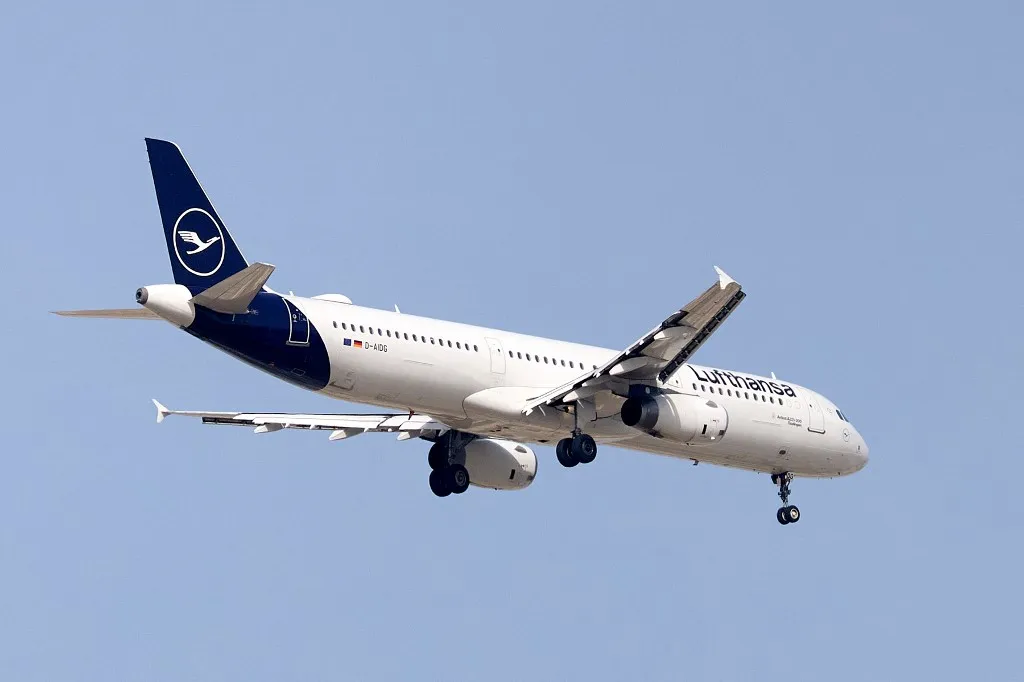 A Lufthansa repülőgépe a müncheni repülőtéren sérült meg leszállás közben (A kép illusztráció) Fotó: DOMENIC AQUILINA / NurPhoto A D-AIEG Lufthansa Airbus A321NEO flies over the match venue during the YoHealth Malta Premier League semi-final soccer match between Valletta FC and Floriana FC at the National Stadium, Ta' Qali, Malta, on May 9, 2026. (Photo by Domenic Aquilina/NurPhoto) (Photo by Domenic Aquilina / NurPhoto via AFP)