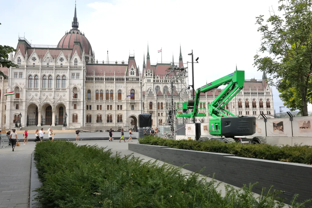 2026.08.17. Készülődés az augusztus 20-i ünnepi programokra. A Kossuth teret már lezárták a látogatók elől és javában épül a Kossuth téri Diszkótér színpada...