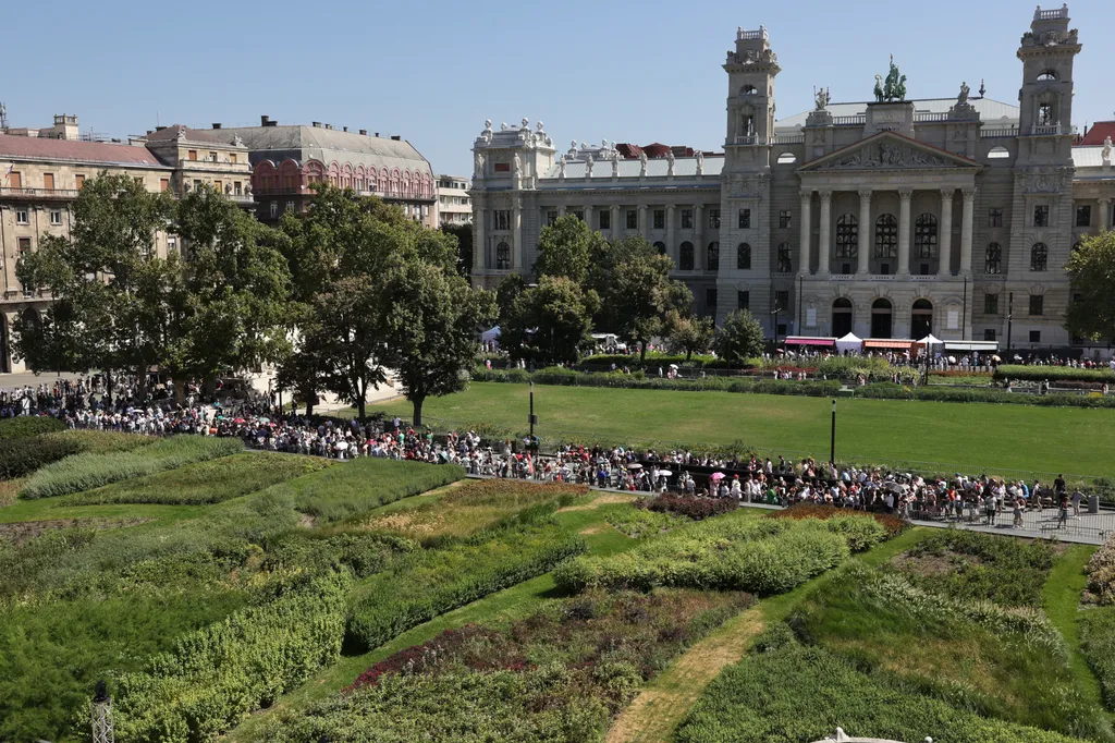 Ingyenes parlamenti látogatás augusztus 20. 2026.08.20. tömeg, szent korona,