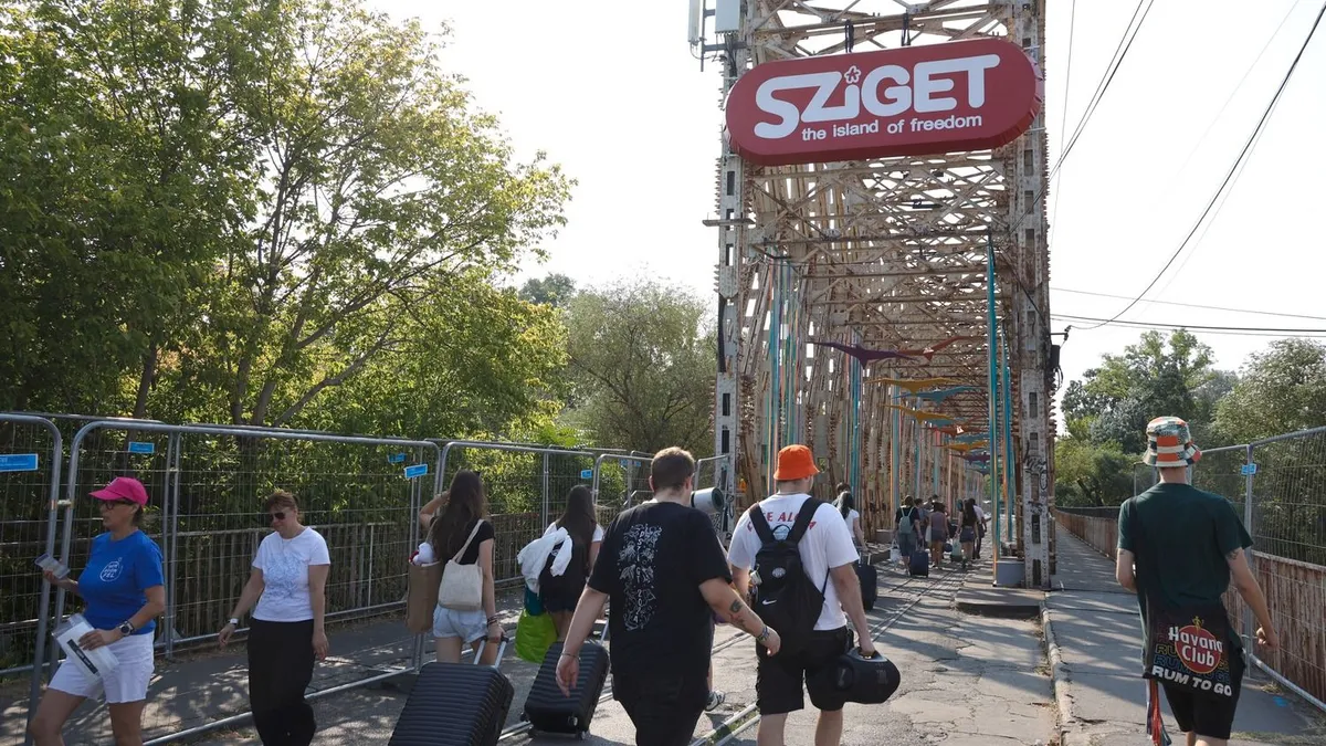 A Sziget Fesztivál 2026 világsztárokkal, magyar fellépőkkel és jelentős fejlesztésekkel készül. A hőségre, energia- és vízellátási gondokra is felkészültek.