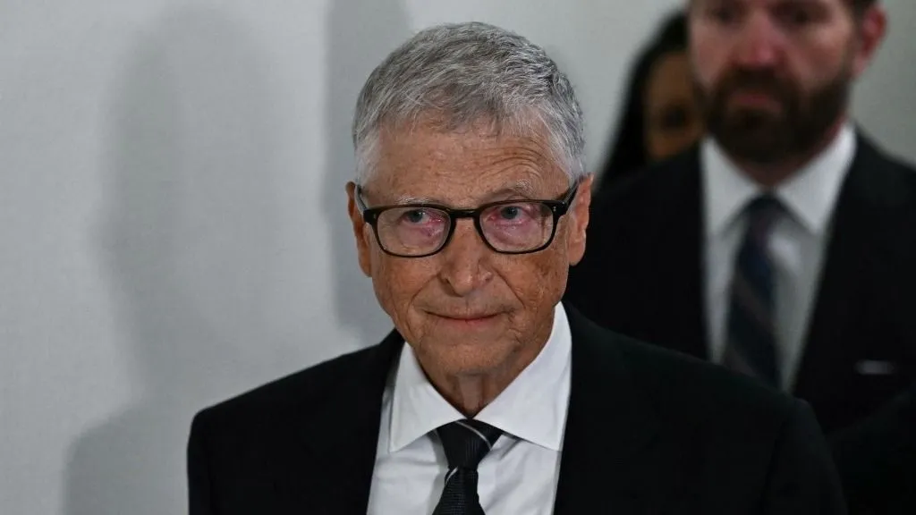 Bill Gates szerint a mesterséges intelligencia munkahelyeket sodorhat veszélybe, és növelheti a bioterrorizmus, valamint a kibertámadások kockázatát.