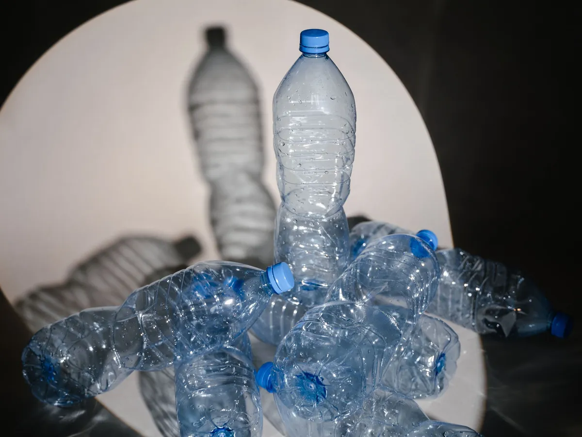 Eltűnik a „100%-ban újrahasznosítható” állítás a Naturaqua kommunikációjából. A Gazdasági Versenyhivatal lezárta a Coca-Cola ügyét.
