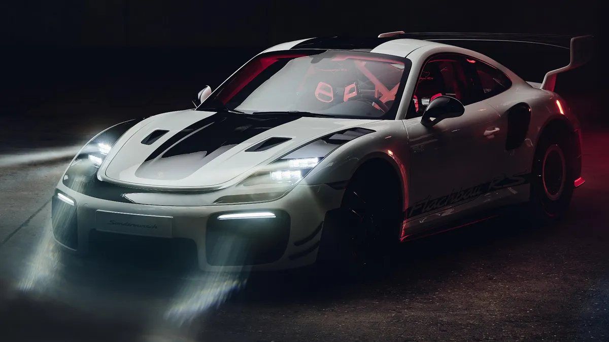 A LED-eknek hála már nem kell nehéz bukólámpa a lapos orrú Porsche elejére