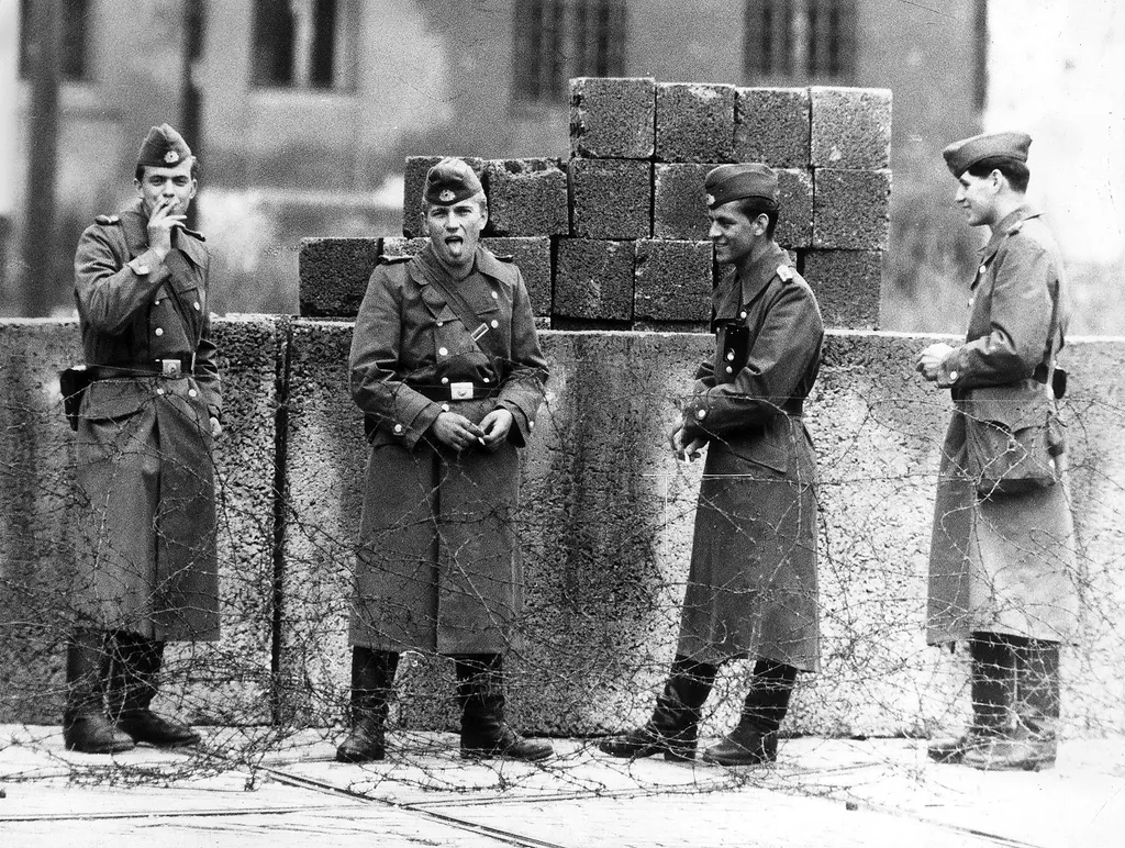 a berlini fal építése, berlinifalépítése
