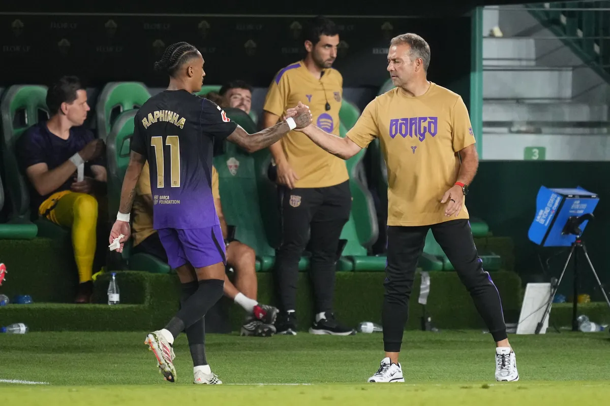 Hansi Flick (jobbra) gratulált a duplázó Raphinhának a Barcelona győzelme után