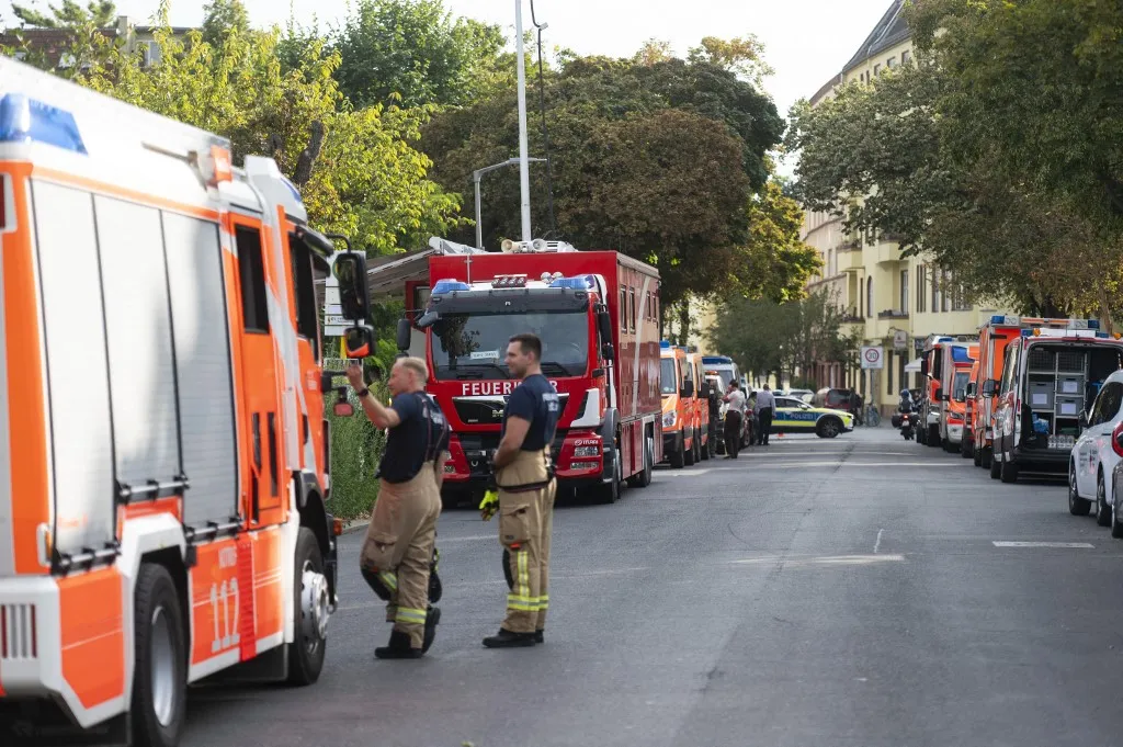 26 August 2026, Berlin: Firefighters are standing at the edge of the bomb disposal cordon. An aerial bomb from World War II was found in the canal on Weigandufer in Berlin-Neukölln, and it is scheduled to be defused today, Wednesday. Photo: Christophe Gateau/dpa (Photo by Christophe Gateau / dpa Picture-Alliance via AFP)