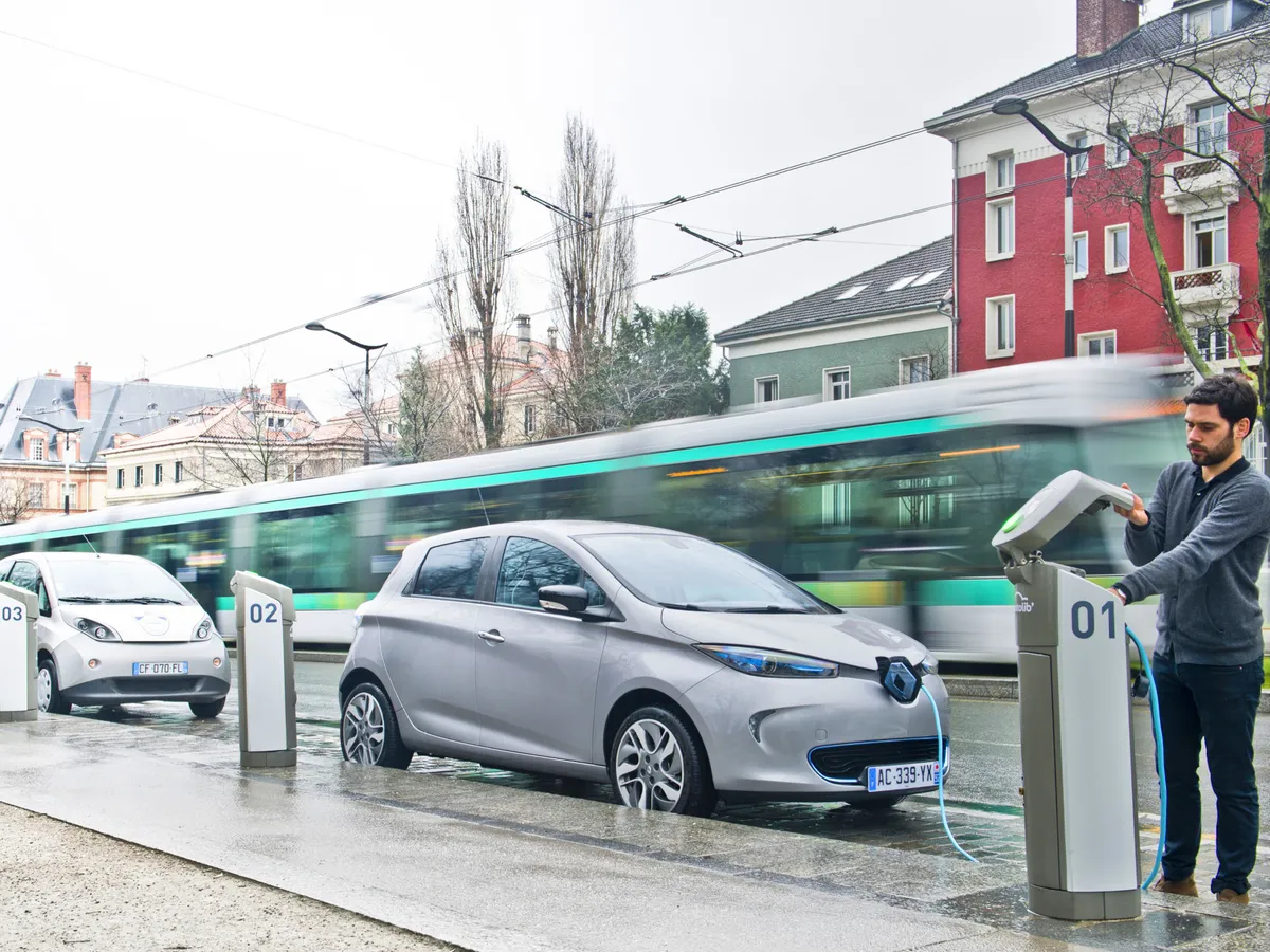 Szigorú feltételek mellett minimális összeget kap az elektromos használt autó vásárlója Franciaországban.