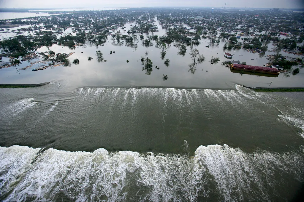 Katrina hurrikán, Katrinahurrikán, New Orleans, 2005, Katrina hurrikán 2005,
Water spills over a levee along the Inner Harbor Navigational Canal in the aftermath of Hurricane Katrina 30 August, 2005 in New Orleans, Louisiana. It is estimated that 80 perce