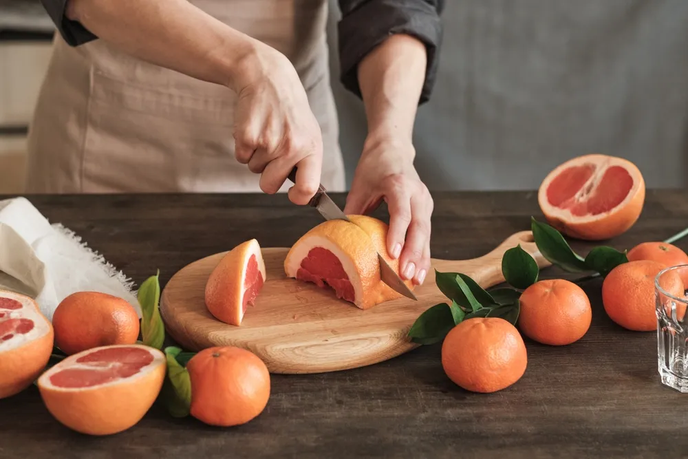 Grapefruit - szeletelő asszony