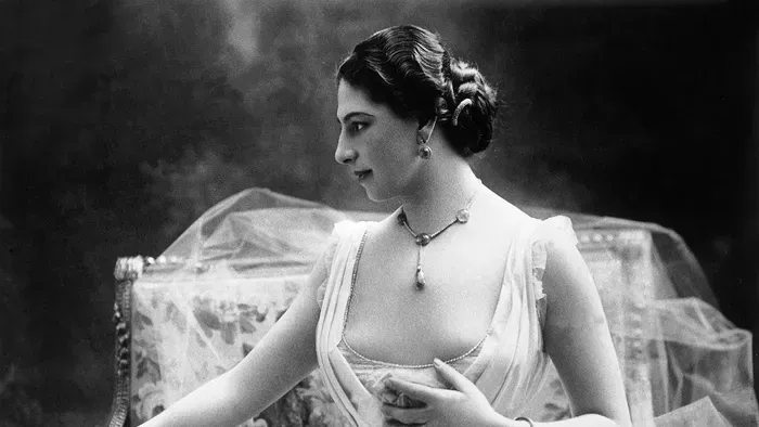 Mata Hari, miután ismert táncosnő lett, gazdag férfiakkal is kapcsolatot alakított ki. 
