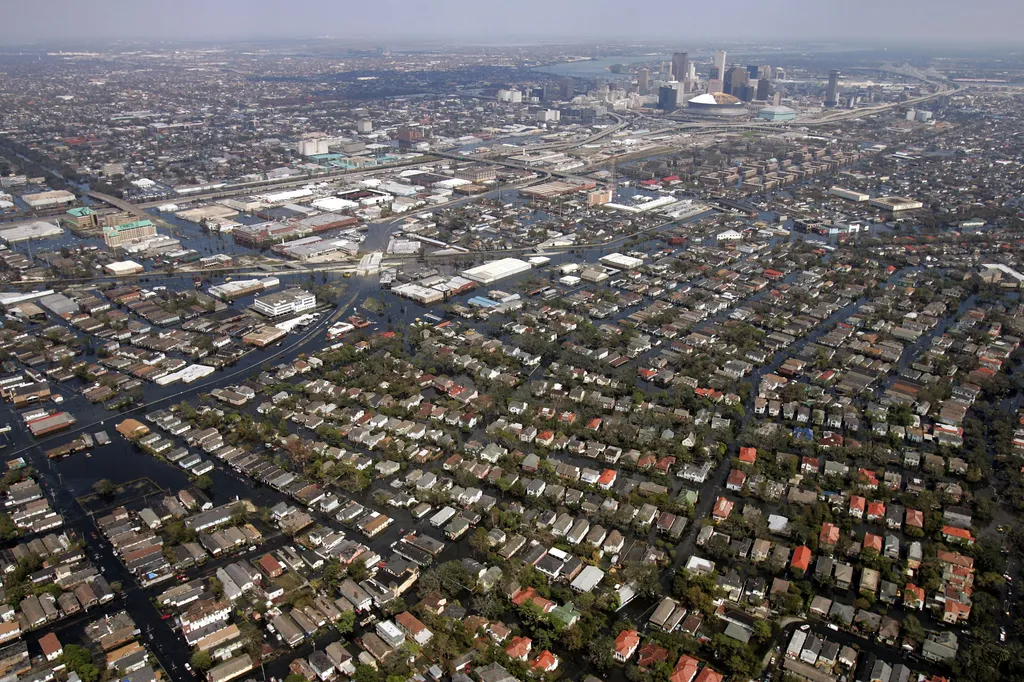 Katrina hurrikán, Katrinahurrikán, New Orleans, 2005, Katrina hurrikán 2005,
Portions of New Orleans remain covered in floodwaters from Hurricane Katrina  09 September 2005.    AFP PHOTO/POOL/David J. Phillip (Photo by DAVID J. PHILLIP / POOL / AFP)