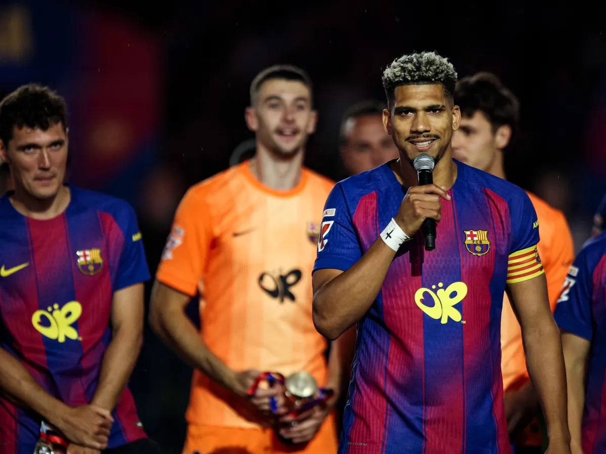 Ronald Araújo nyolc év után távozik a Barcelona csapatától