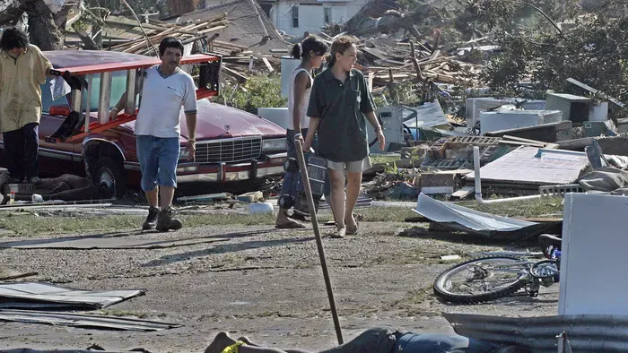 Katrina hurrikán, Katrinahurrikán, New Orleans, 2005, Katrina hurrikán 2005,
People walk past a dead body among the debris and destruction in Biloxi, Mississppi, 30 August 2005 after Hurricane Katrina hit the Gulf Coast. At least 80 people were feared dea