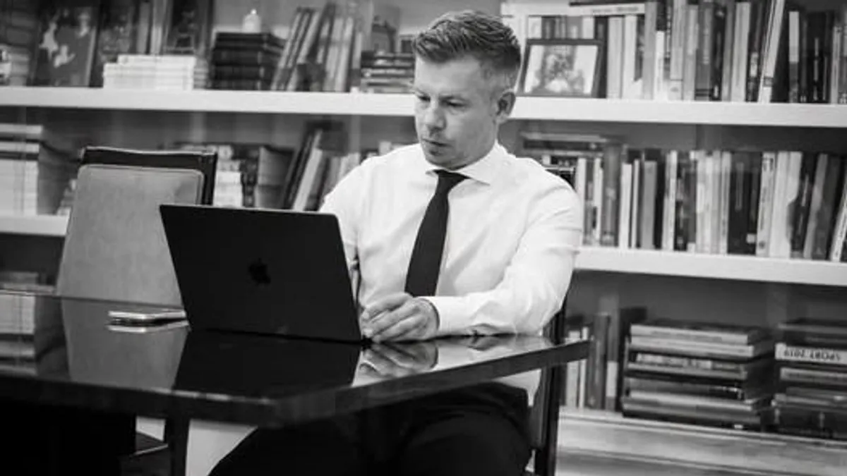 A közösségi oldalán üzent Pócs Jánosnak Magyar Péter