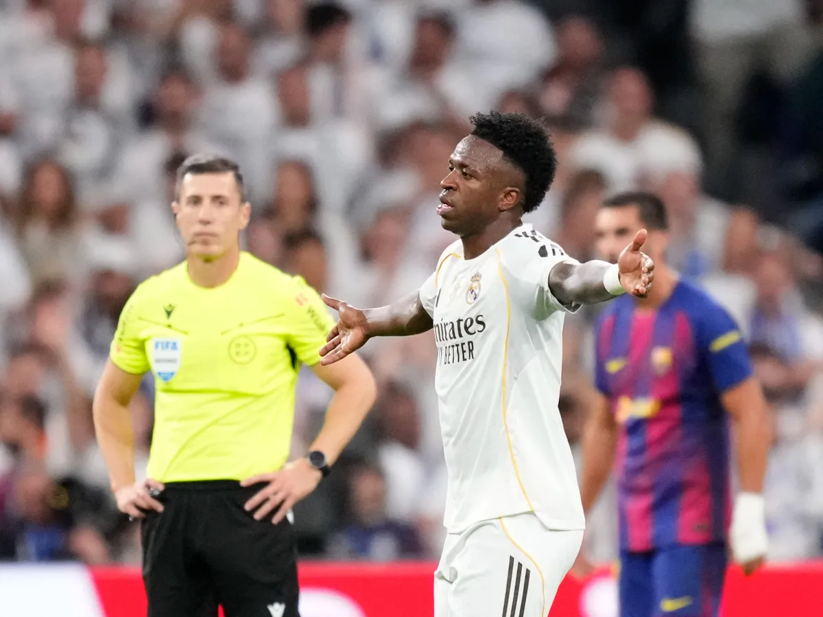 Vinicius Junior left winger of Real Madrid and Brazil leaves in a huff as he is replaced during the La Liga EA Sports match between Real Madrid CF and FC Barcelona at Estadio Santiago Bernabeu on October 26, 2025 in Madrid, Spain. (Photo by Jose Breton/Pics Action/NurPhoto) (Photo by Jose Breton / NurPhoto via AFP)