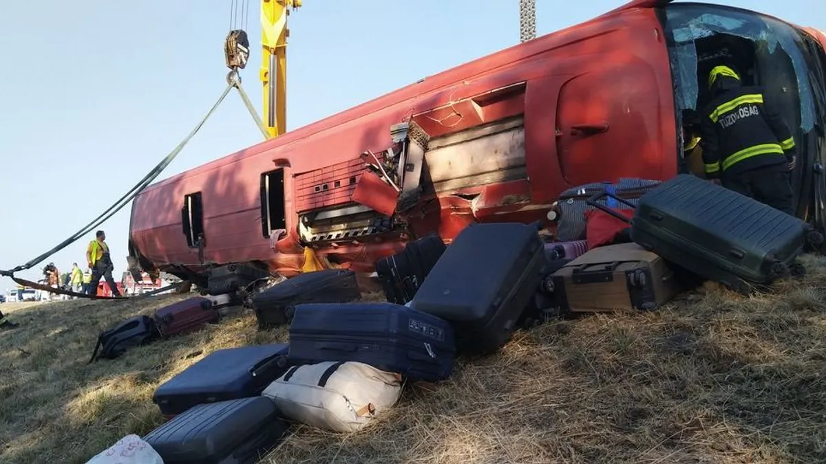 Busztragédia: Magyar Péter felhívta Donald Tuskot, aki különgépet küld Magyarországra