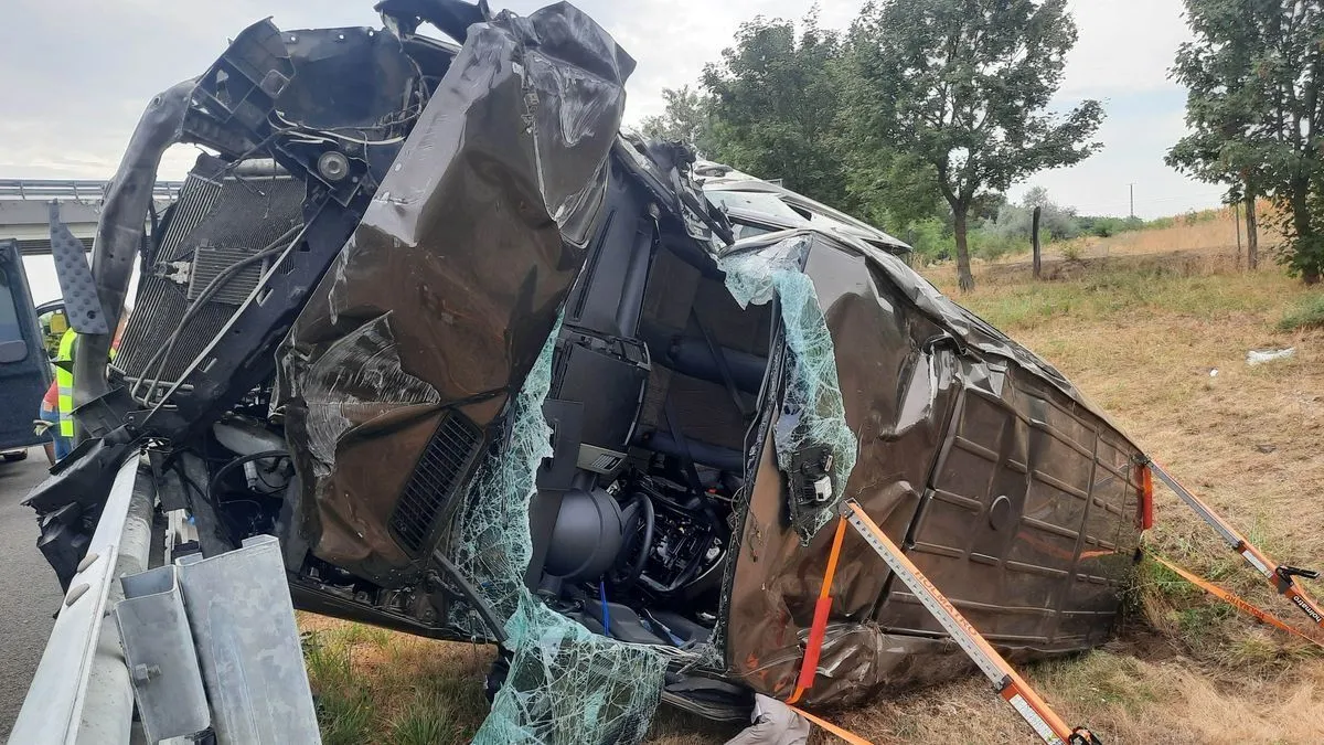 Árokba csapódott egy kisbusz az M3-ason, több mentőhelikopter is a helyszínen