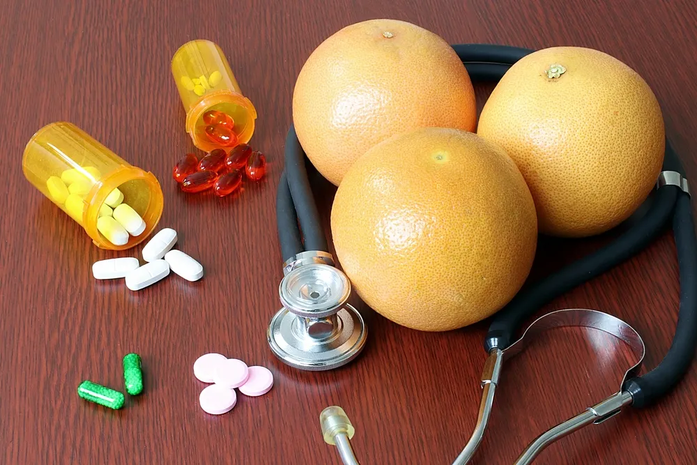 grapefruit és tabletták az asztalon