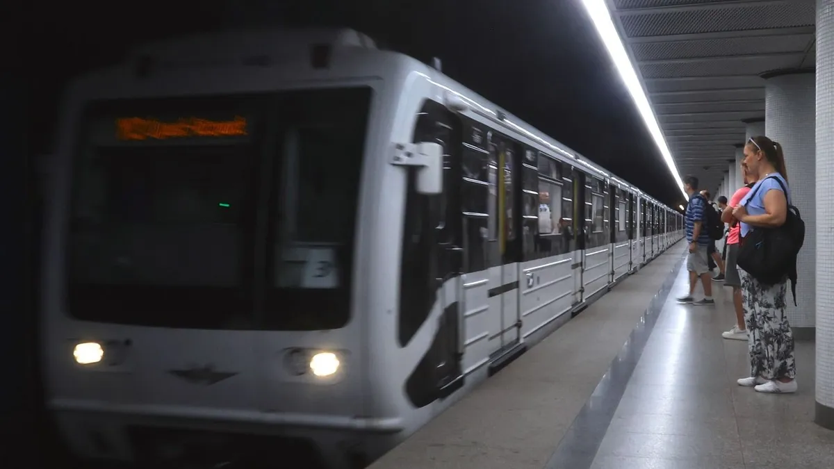 Most érkezett: elesett a 2-es metró