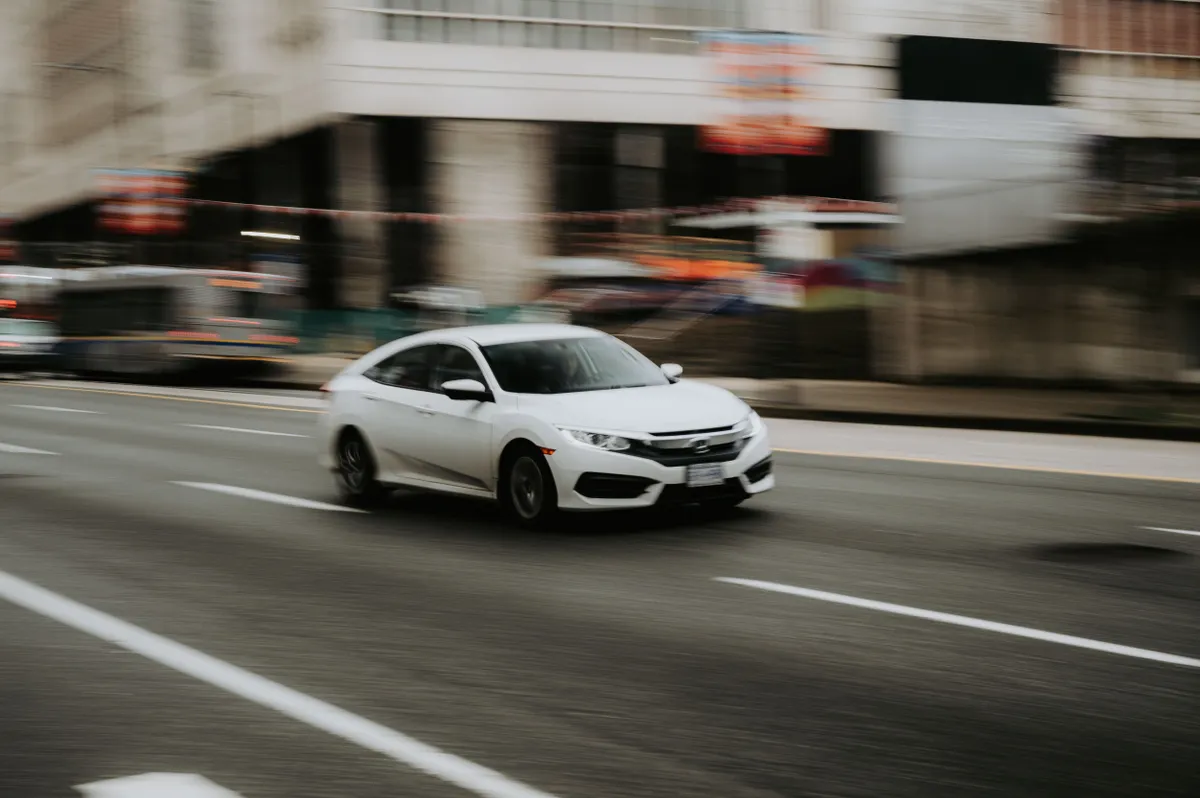 A rendőrség mérése szerint a gyorshajtás során a jármű 124 km/órás sebességgel közlekedett lakott területen