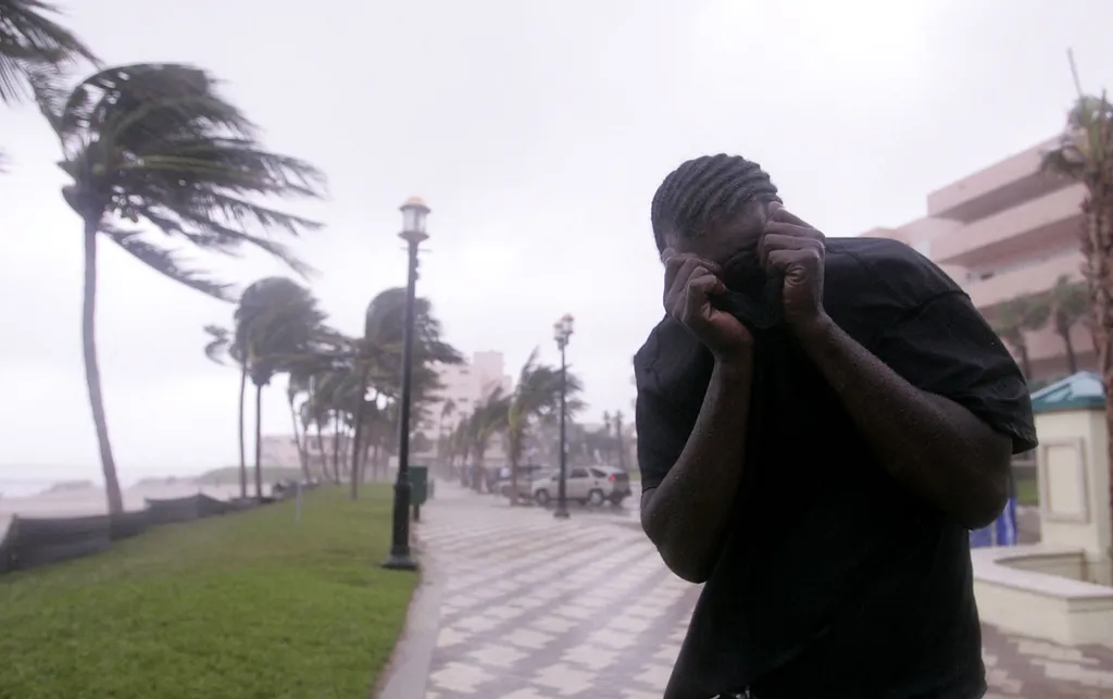 Katrina hurrikán, Katrinahurrikán, New Orleans, 2005, Katrina hurrikán 2005,
A man covers his face as 50-mph winds blow in advance of Hurricane Katrina 25 August 2005 in Deerfield Beach, Florida. Katrina is expected to make landfall later in the day as a 