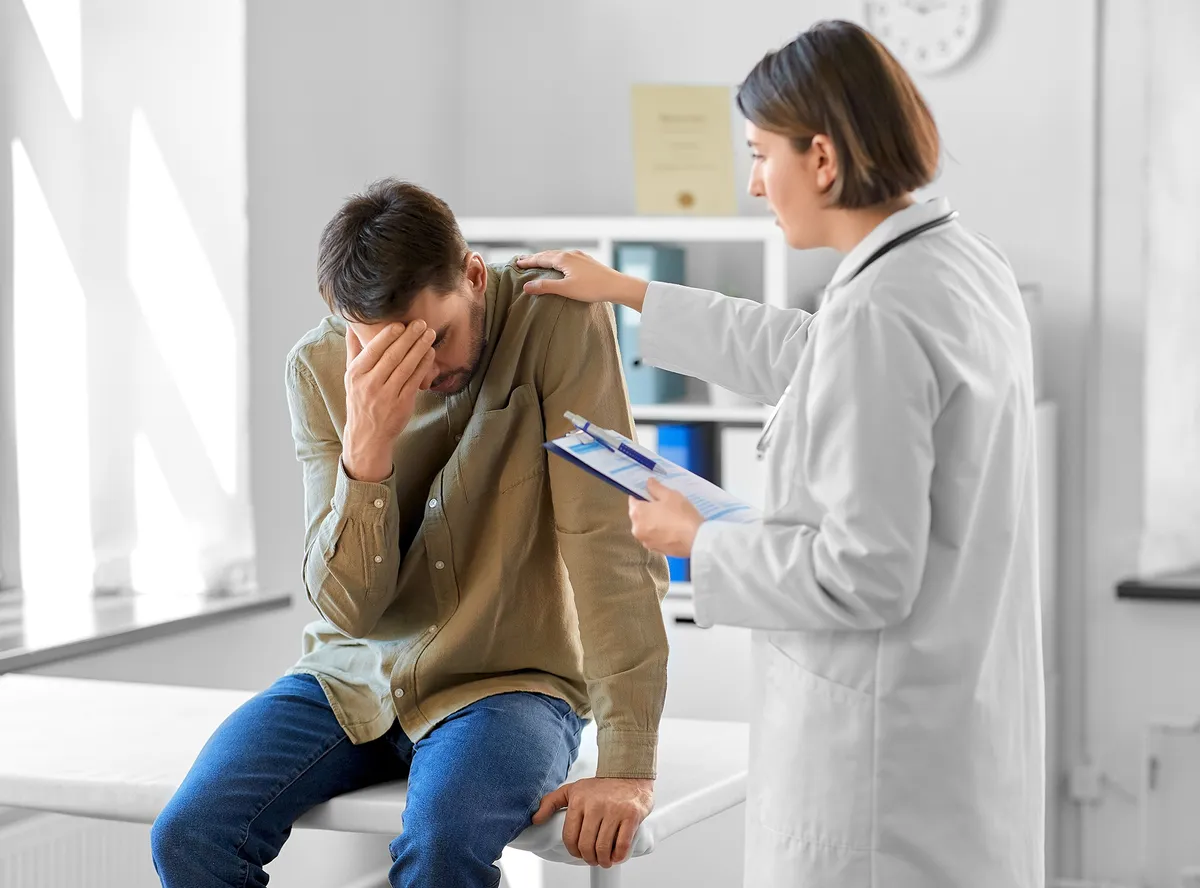 Férfi meddőséget egy páciensének közlő doktornő egy orvosi rendelőben