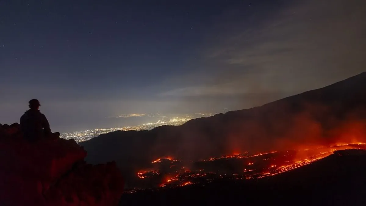 Az Etna miatt újra felfüggesztették a szicíliai repülőtérre érkező járatokat