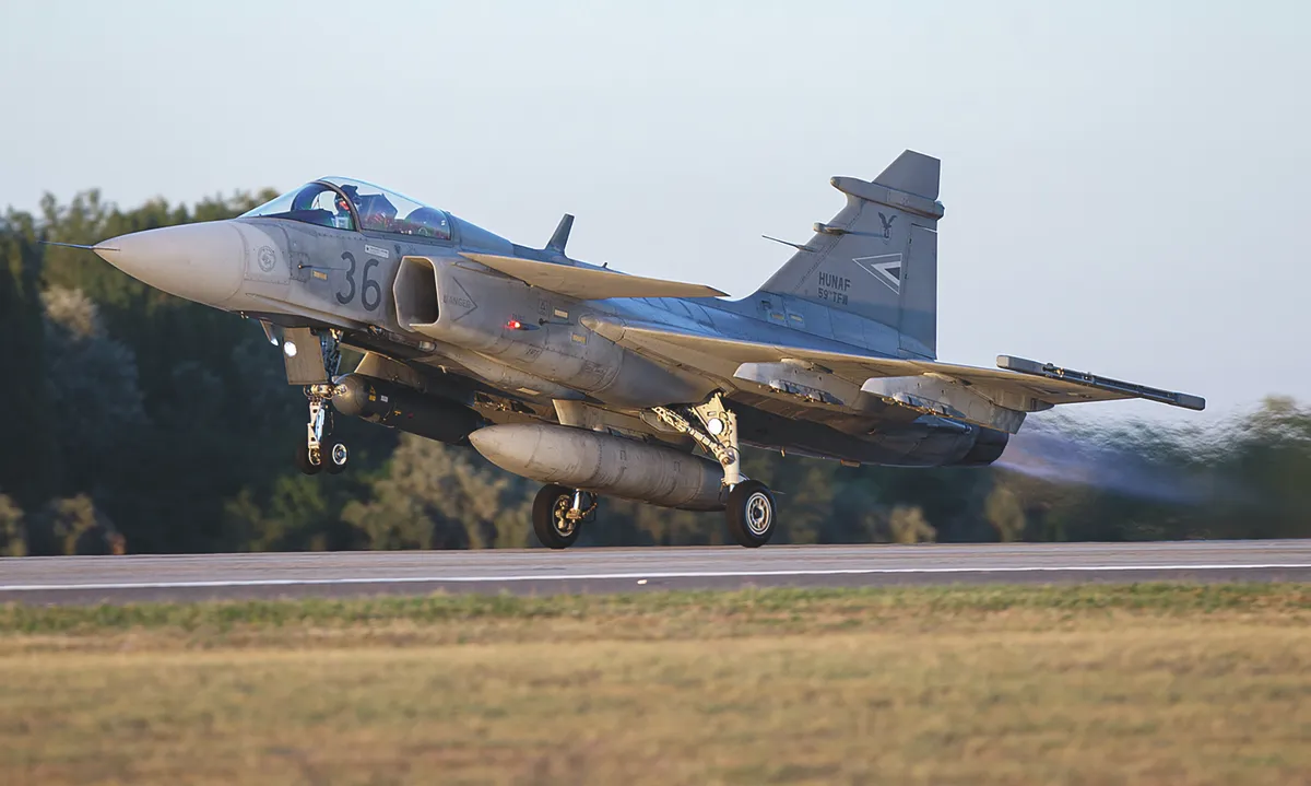 Gripen-baleset Szolnokon: már csak tizenhét JAS 39 Gripen típusú vadászrepülőgépe maradt Magyarországnak - galéria 