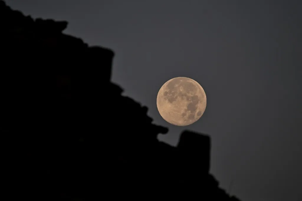 Az égi jelenségek között 2026 hátralévő részében két szuperhold is várható. The first supermoon of the year, the "Wolf Moon", is pictured before the start of the Stage 1 of the 48th edition of the Dakar Rally 2026, between Yanbu and Yanbu, Saudi Arabia, on January 4, 2026. (Photo by Giuseppe CACACE / AFP)