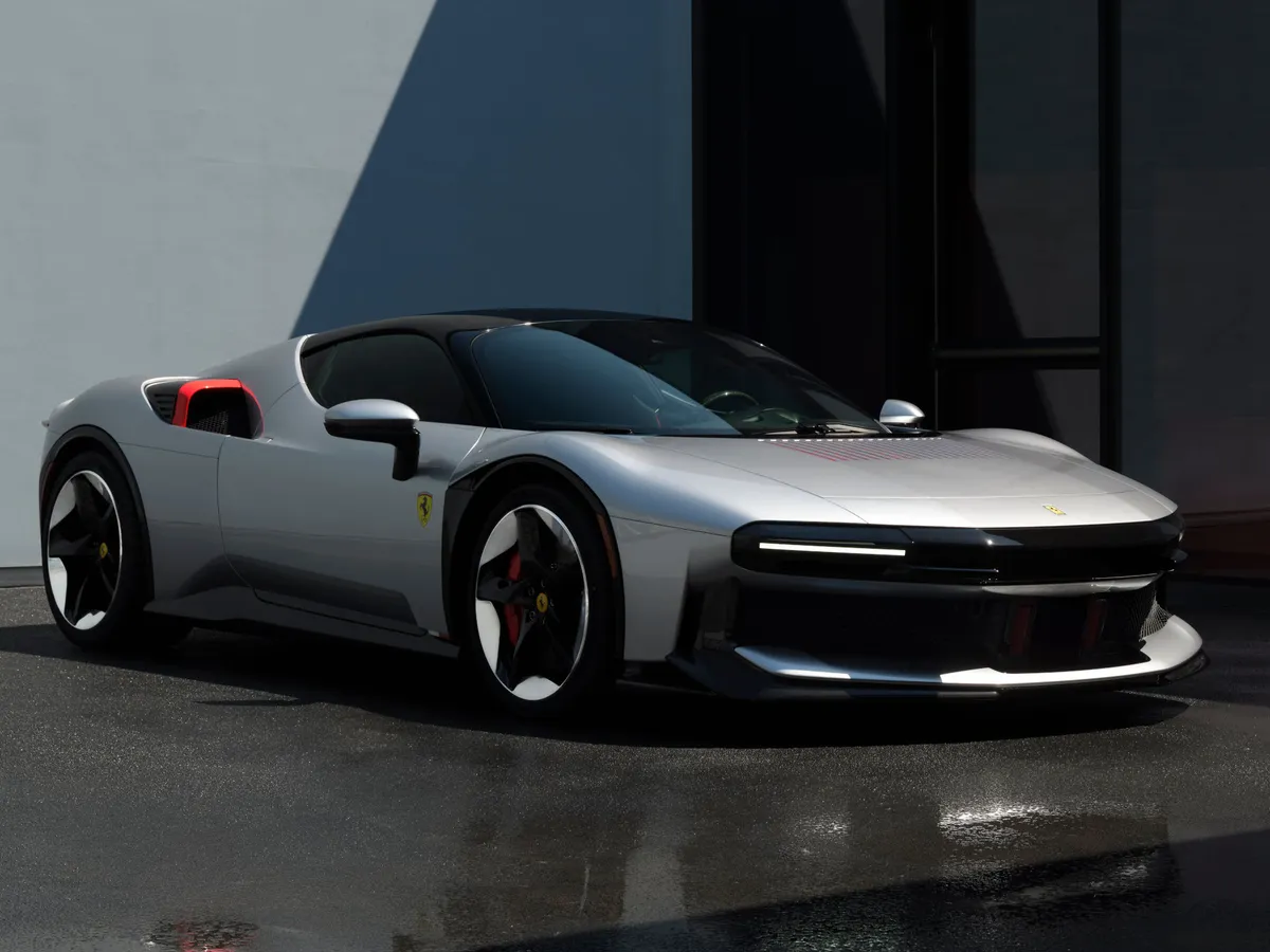 1000 lóerő repíti a Ferrari CZ26-ost.