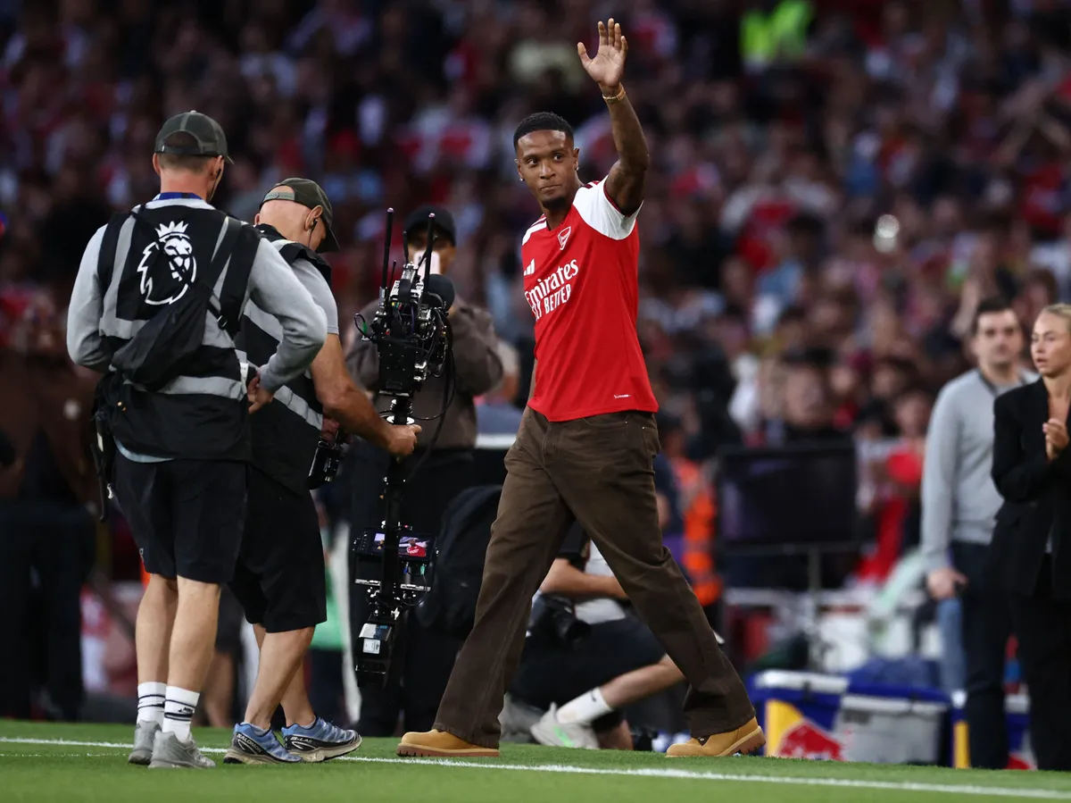 New Arsenal signing English defender Ezri Konsa is presented to fans before the English Premier League football match between Arsenal and Coventry City at the Emirates Stadium in London on August 21, 2026. (Photo by Henry NICHOLLS / AFP) / RESTRICTED TO EDITORIAL USE. No use with unauthorized audio, video, data, fixture lists, club/league logos or 'live' services. Online in-match use limited to 120 images. An additional 40 images may be used in extra time. No video emulation. Social media in-match use limited to 120 images. An additional 40 images may be used in extra time. No use in betting publications, games or single club/league/player publications. / 