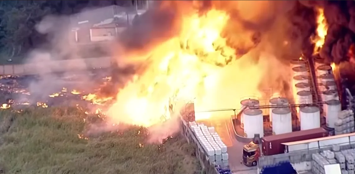 Hatalmas tűz tört ki egy brazíliai vegyi üzemben, ahol robbanások rázták meg a gyárat. A lángokról videó készült, 150 embert evakuáltak a környékről.