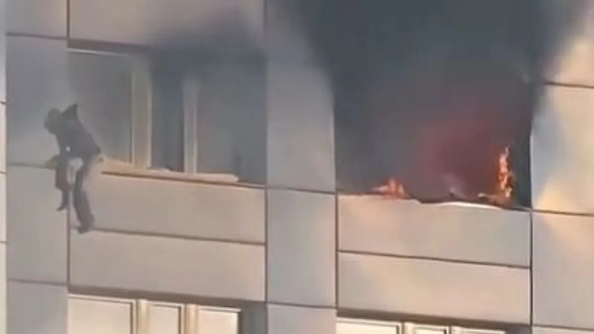 Égő lakásból ugrott ki egy nő Berlinben – videón az életveszélyes mentés