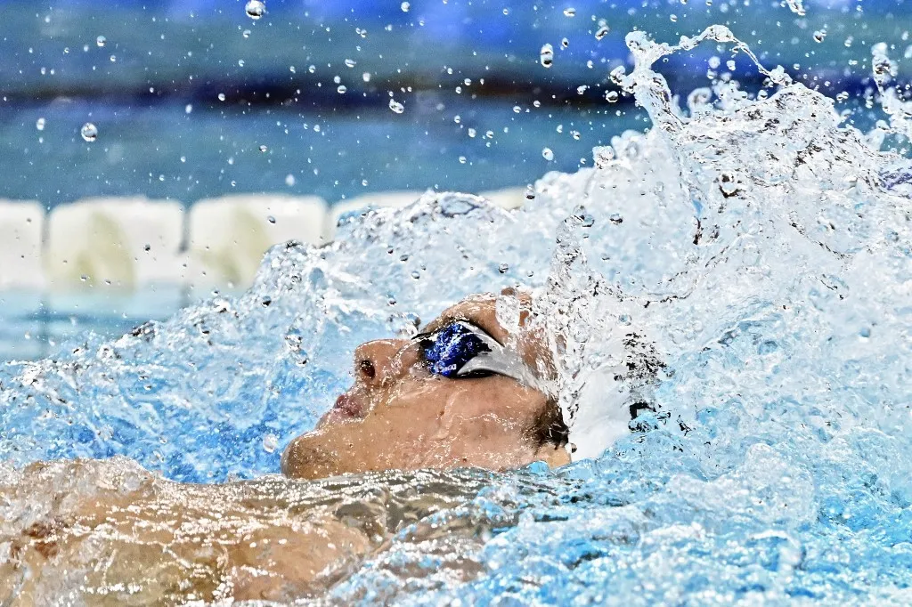 Hungary's Hubert Kos competes in the final of the men's 200m backstroke swimming event during the LEN European Aquatics Championships at the Olympic Aquatic Centre in Saint-Denis, northern suburbs of Paris, on August 12, 2026. (Photo by JULIEN DE ROSA / AFP)
