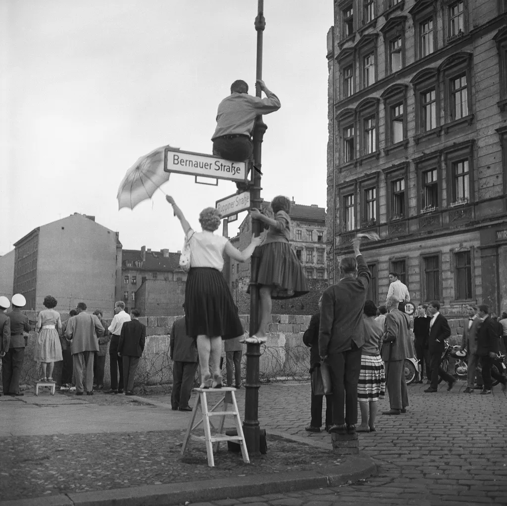 a berlini fal építése, berlinifalépítése