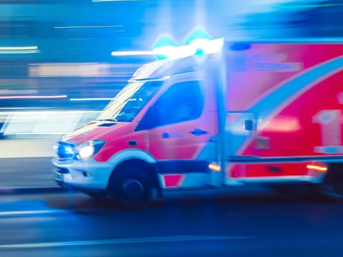 Súlyos balesetben sérült meg egy kisfiú Sydney-ben, miután egy autó egy gyorsétterem falának csapódott mentő
