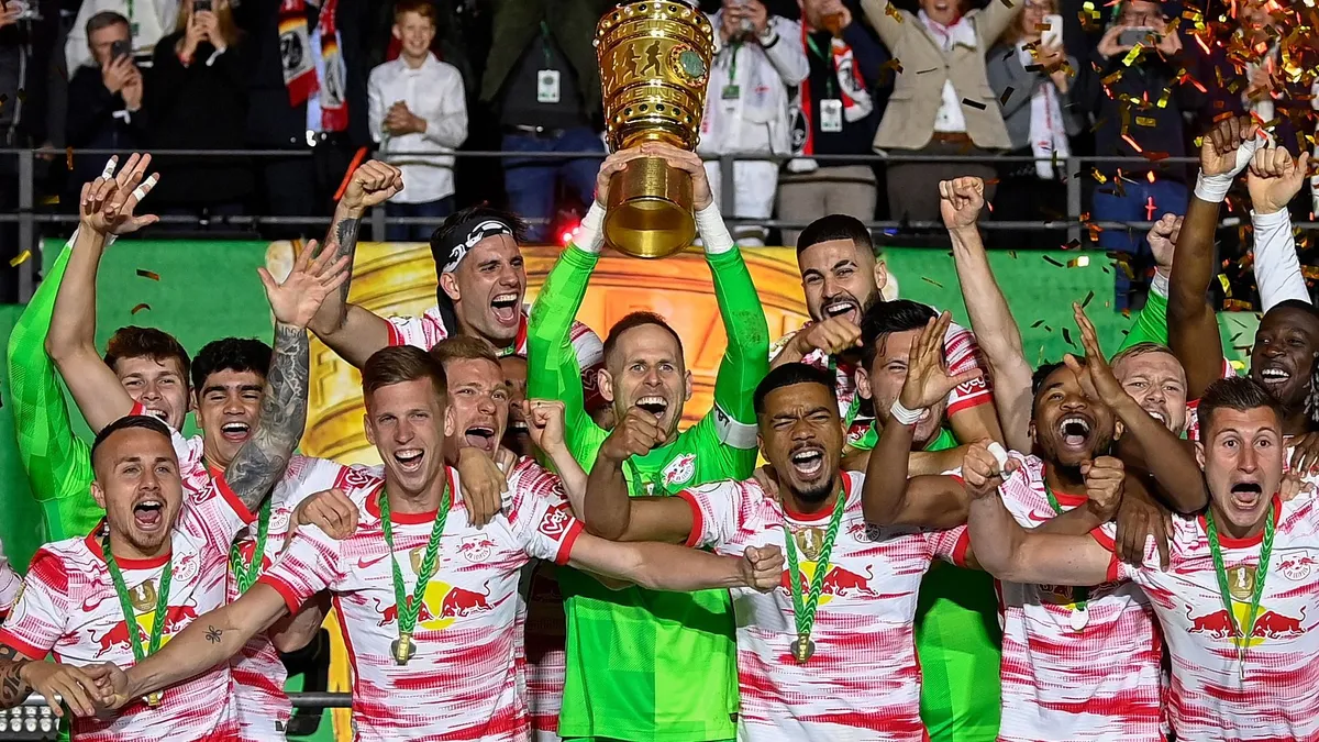 Gulácsi Péter csapatkapitányként emelhette a magasba az RB Leipzig történetének első trófeáját