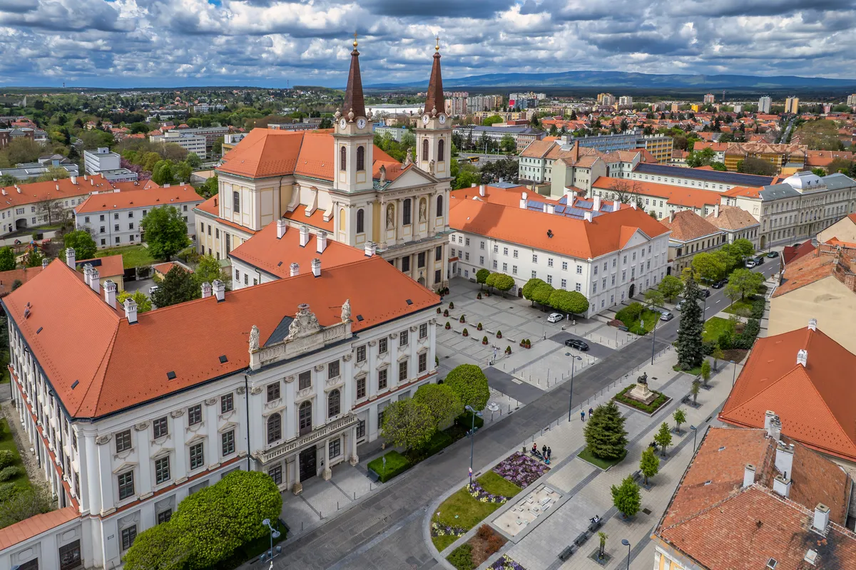 Szombathely látnivalói közé tartozik a barokk székesegyház is.