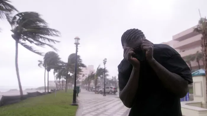 Katrina hurrikán, Katrinahurrikán, New Orleans, 2005, Katrina hurrikán 2005,
A man covers his face as 50-mph winds blow in advance of Hurricane Katrina 25 August 2005 in Deerfield Beach, Florida. Katrina is expected to make landfall later in the day as a 