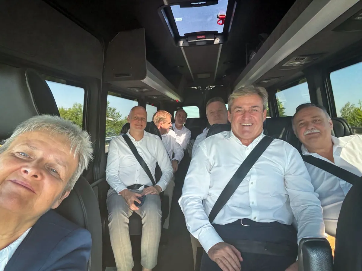 Kapitány István több más kormánytaggal együtt nem helikopterrel, hanem kisbusszal indult a paksi kormányülésre (Forrás: Facebook)