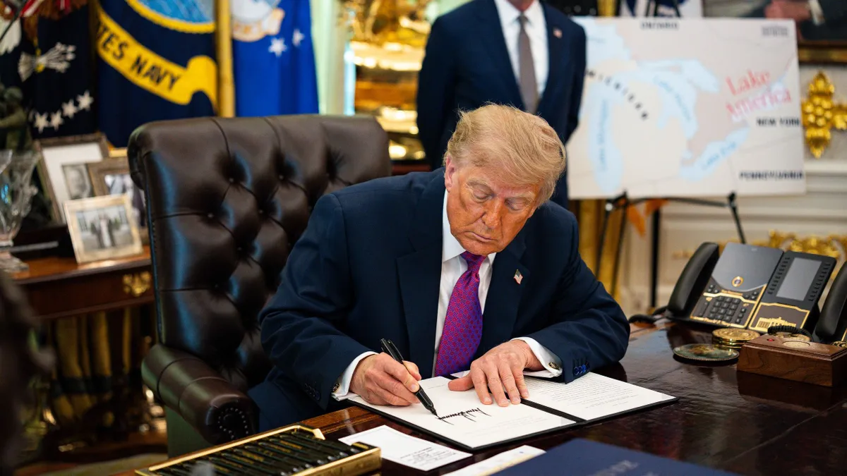 Donald Trump hatalmas olajmegállapodást jelentett be Venezuelával, 2026. augusztus 27., Washington, Columbiai Kerület, USA: WASHINGTON, DC - AUGUSZTUS 27.: Donald J. Trump, az Egyesült Államok elnöke a washingtoni Fehér Ház Ovális Irodájában a média képviselőivel beszél, miután aláírta az Ontario-tó Amerika-tóra való átnevezéséről szóló végrehajtási rendeletet a közelmúltbeli kereskedelmi háború közepette
