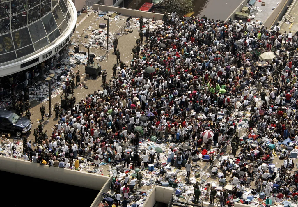 Katrina hurrikán, Katrinahurrikán, New Orleans, 2005, Katrina hurrikán 2005,
Thousands of people displaced by Hurricane Katrina await buses to depart the Superdome 02 September 2005 in New Orleans, Louisiana.  Addressing criticism that initial relief effo