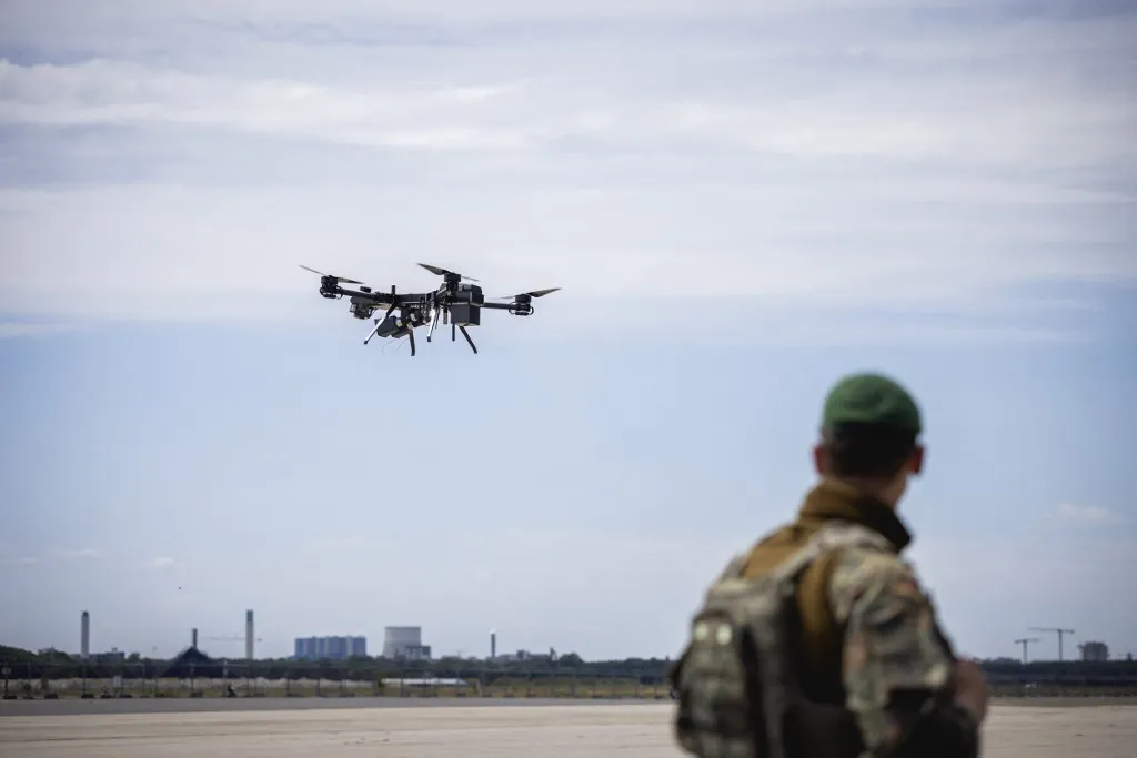 Több száz drónészlelésről kapott bejelentést a német hadsereg - A képen: a Bundeswehr Belbiztonsági Osztályához tartozó Falcon A1 Argus Interceptor drón repül Hammel felett, 2026. július 15-én, egy berlini bemutatón. Képünk illusztráció Fotó: JULIANE SONNTAG / Photothek Media Lab