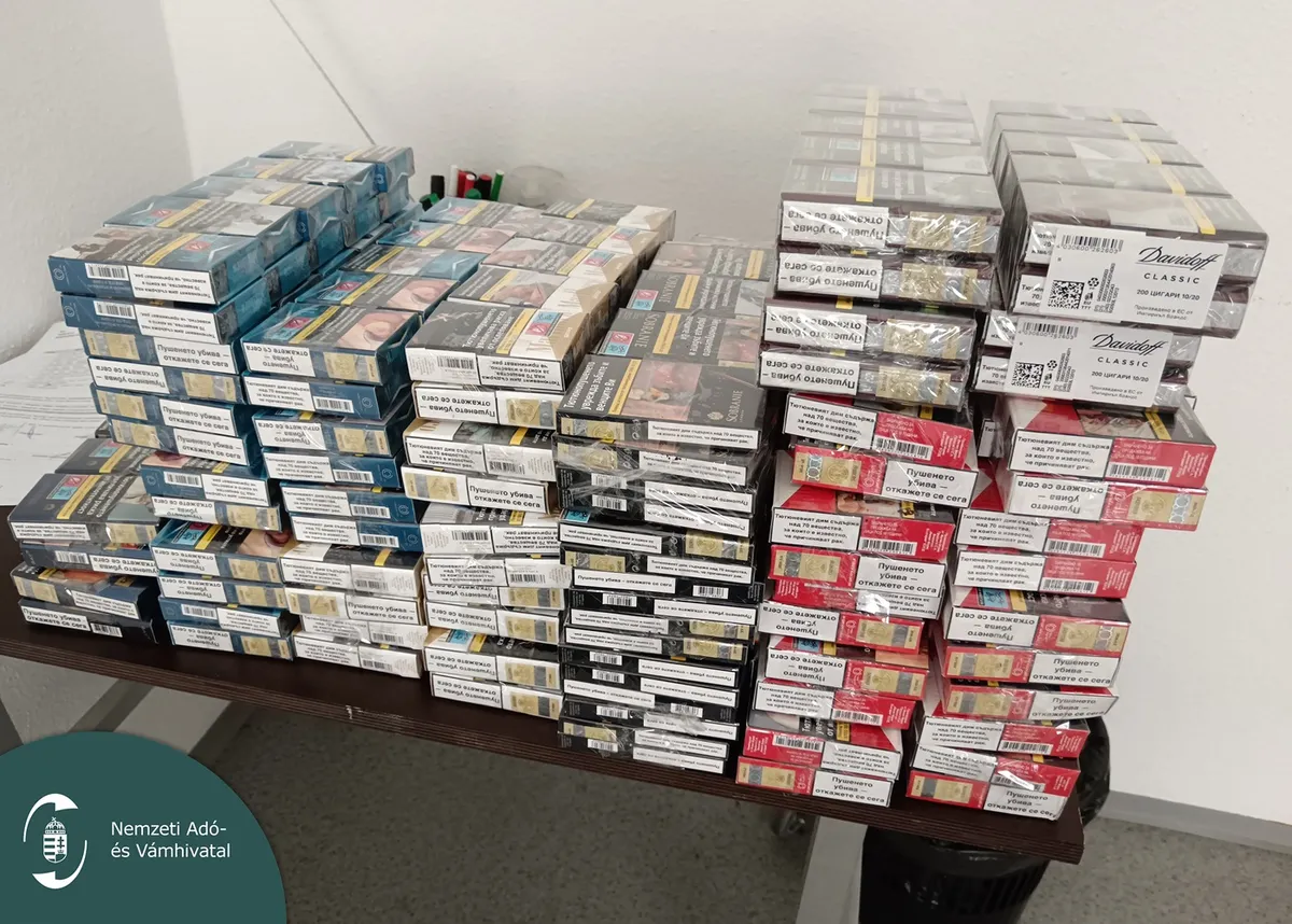 Több száz doboz bolgár cigarettát találtak az utánfutó fémvázában.