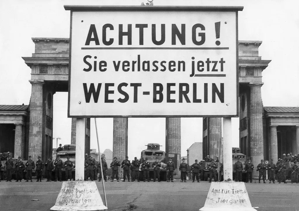 a berlini fal építése, berlinifalépítése