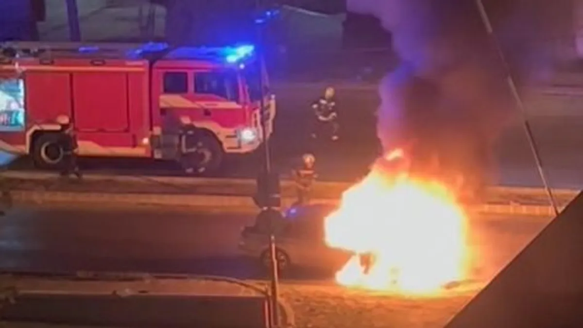 Hatalmas lángokkal égett egy autó Miskolcon, a sofőr kiugrott a kocsiból – videó