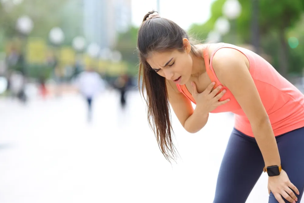 nő sportolás közben nehézlégzéssel