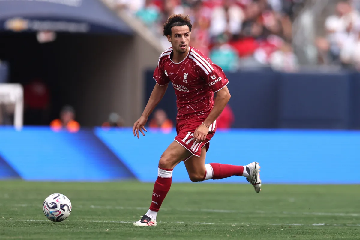CHICAGO, ILLINOIS - AUGUST 2: Curtis Jones #17 of Liverpool dribble the ball during a friendly match against Leeds United at Soldier Field on August 2, 2026 in Chicago, Illinois.   Geoff Stellfox/Getty Images/AFP (Photo by Geoff Stellfox / GETTY IMAGES NORTH AMERICA / Getty Images via AFP)